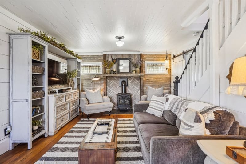 Cozy living room with fireplace.