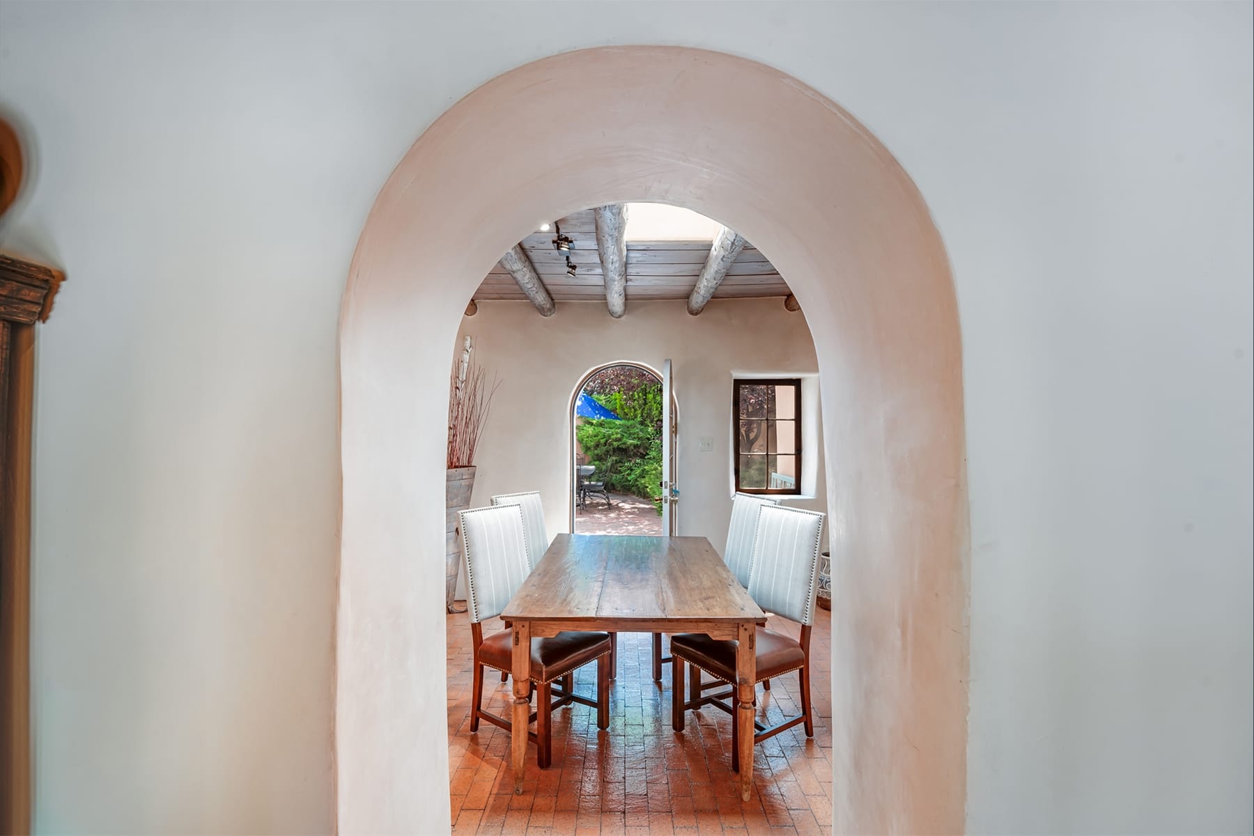 Arched doorway to dining area.