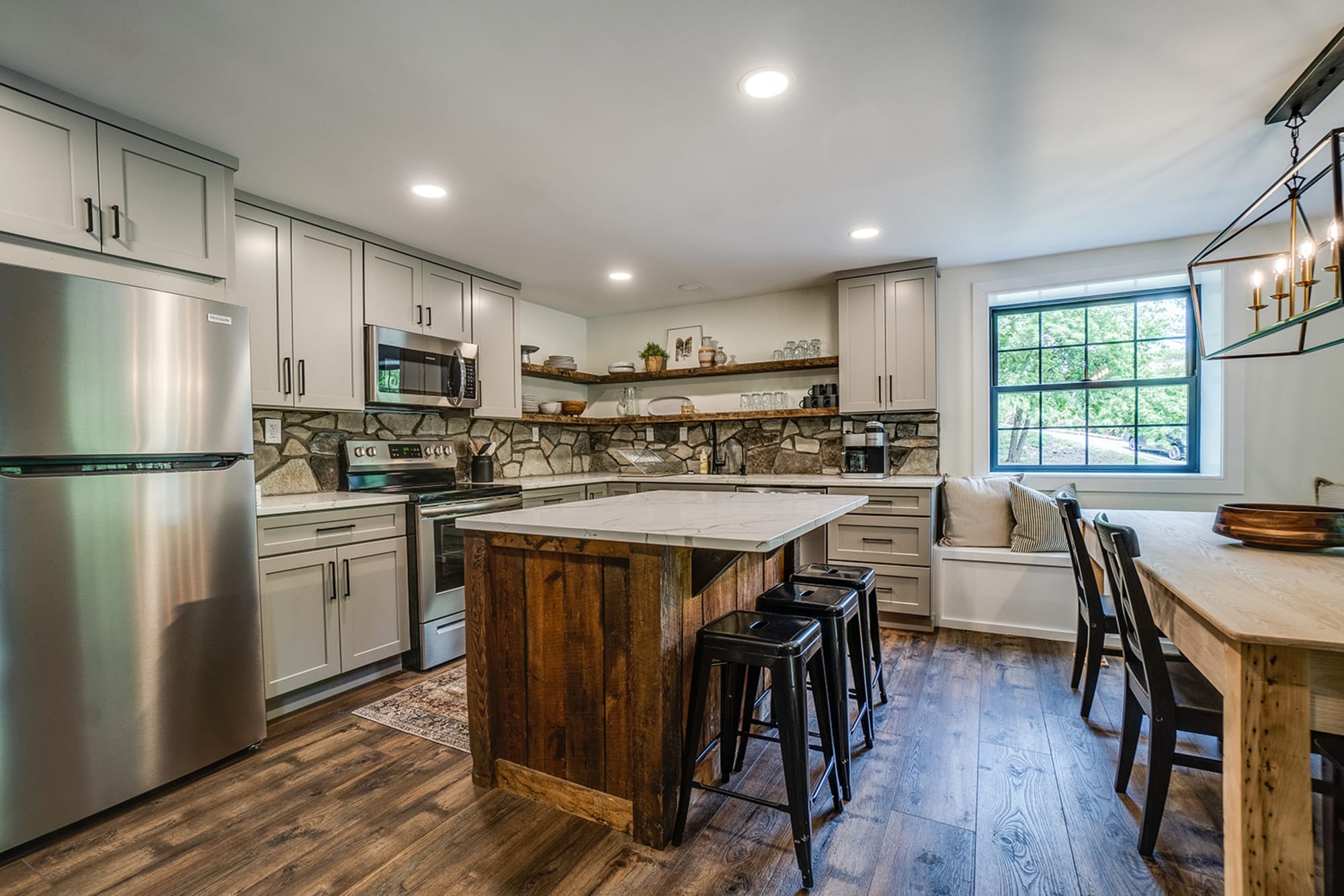 Modern kitchen with stone backsplash.