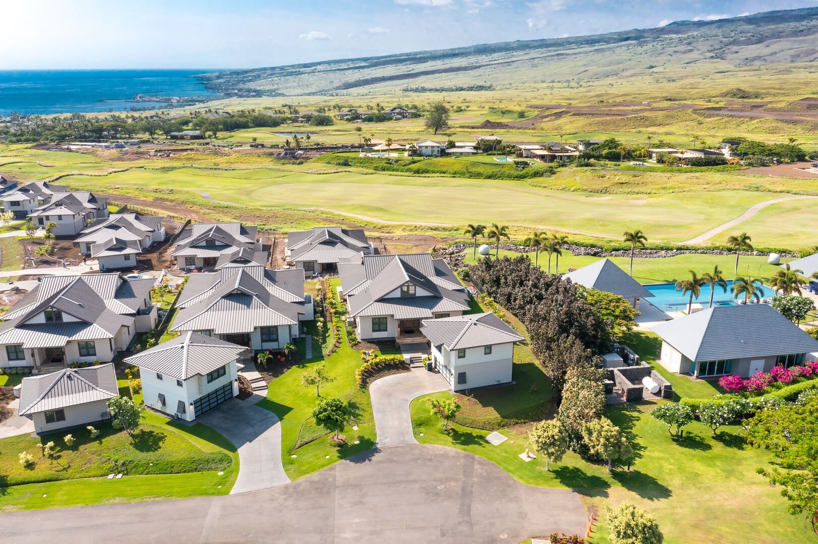 Modern houses with ocean and golf景