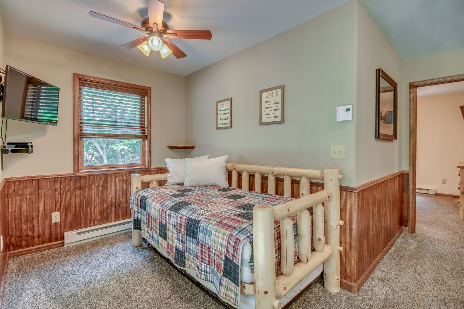 Cozy bedroom with single bed.