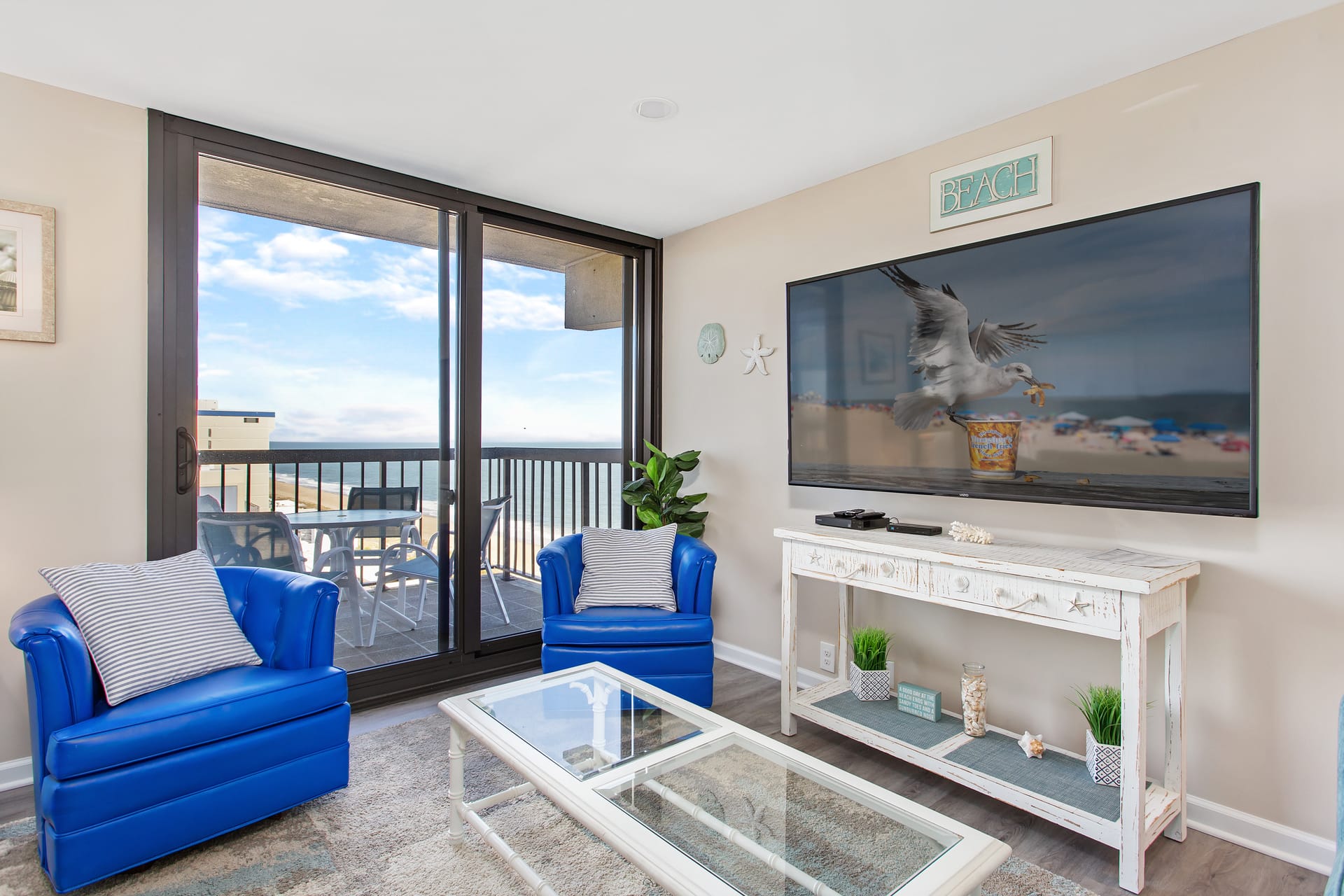 Cozy beach-themed living room.