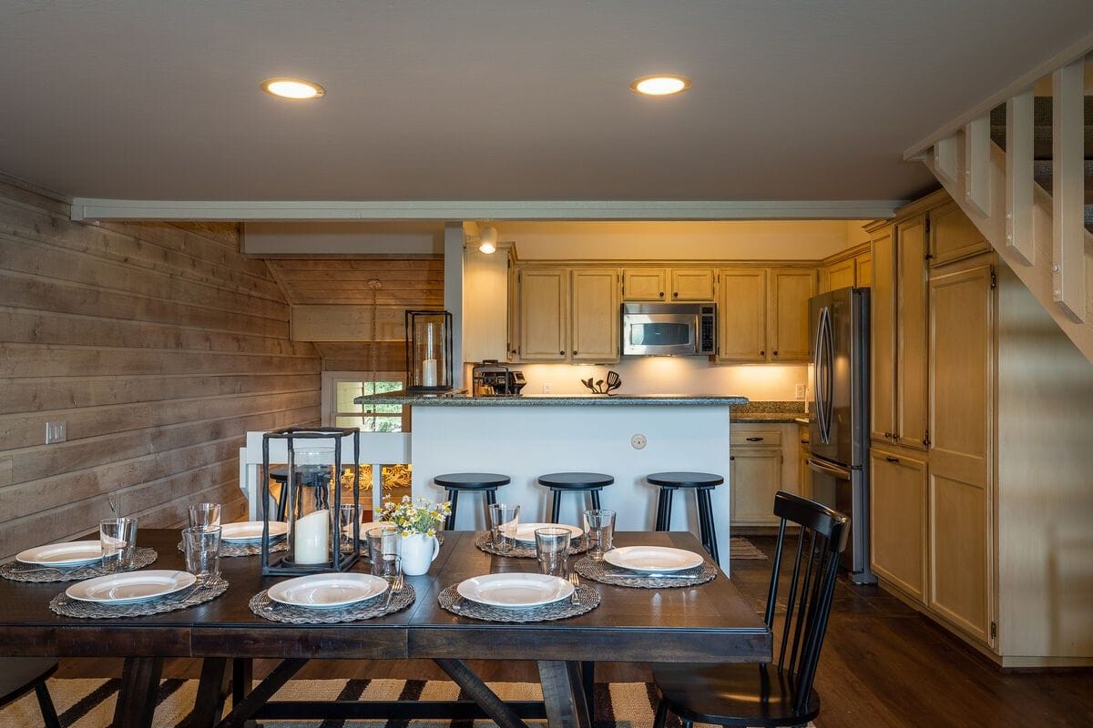 Cozy kitchen and dining area.