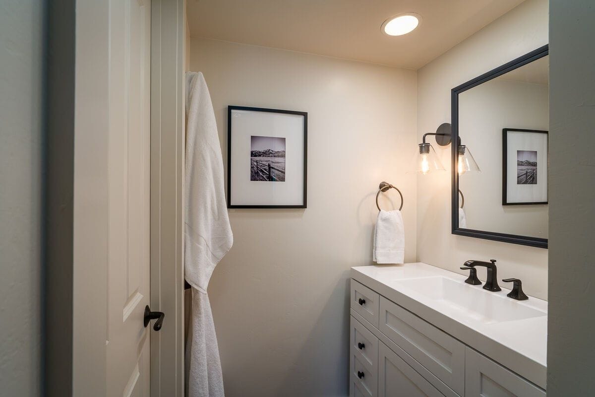 Small bathroom with framed picture.