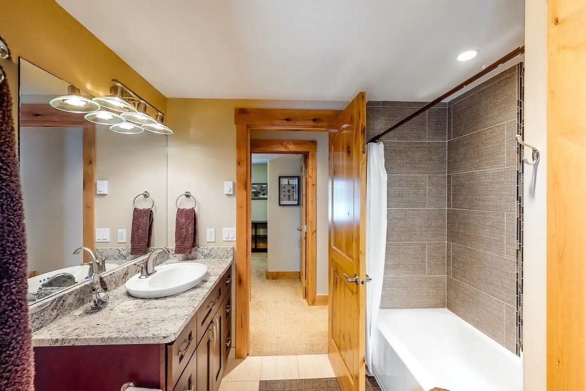 Modern bathroom with bathtub and vanity.