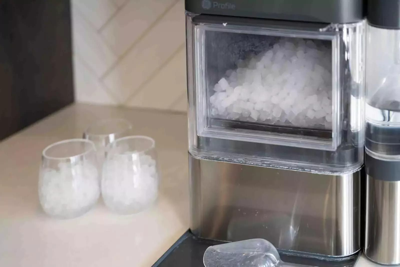 Ice maker with filled glasses.