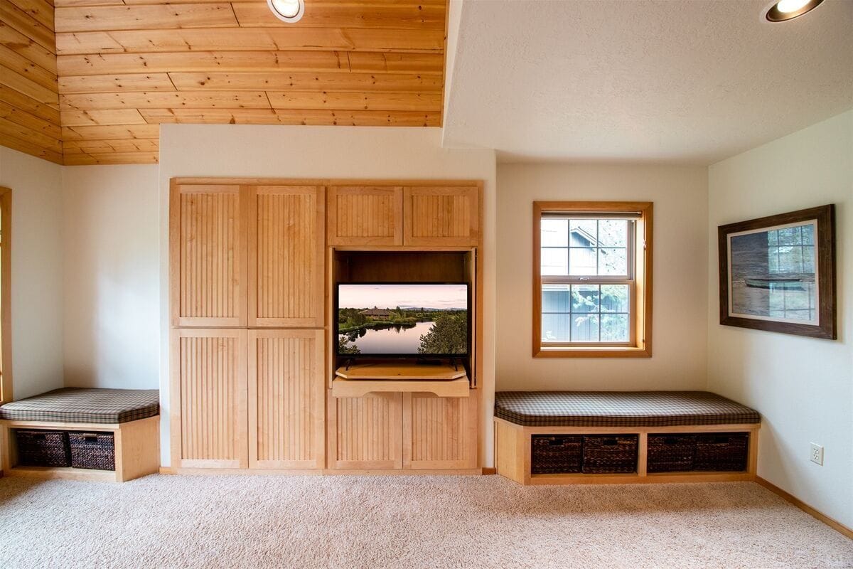 Room with TV and benches.