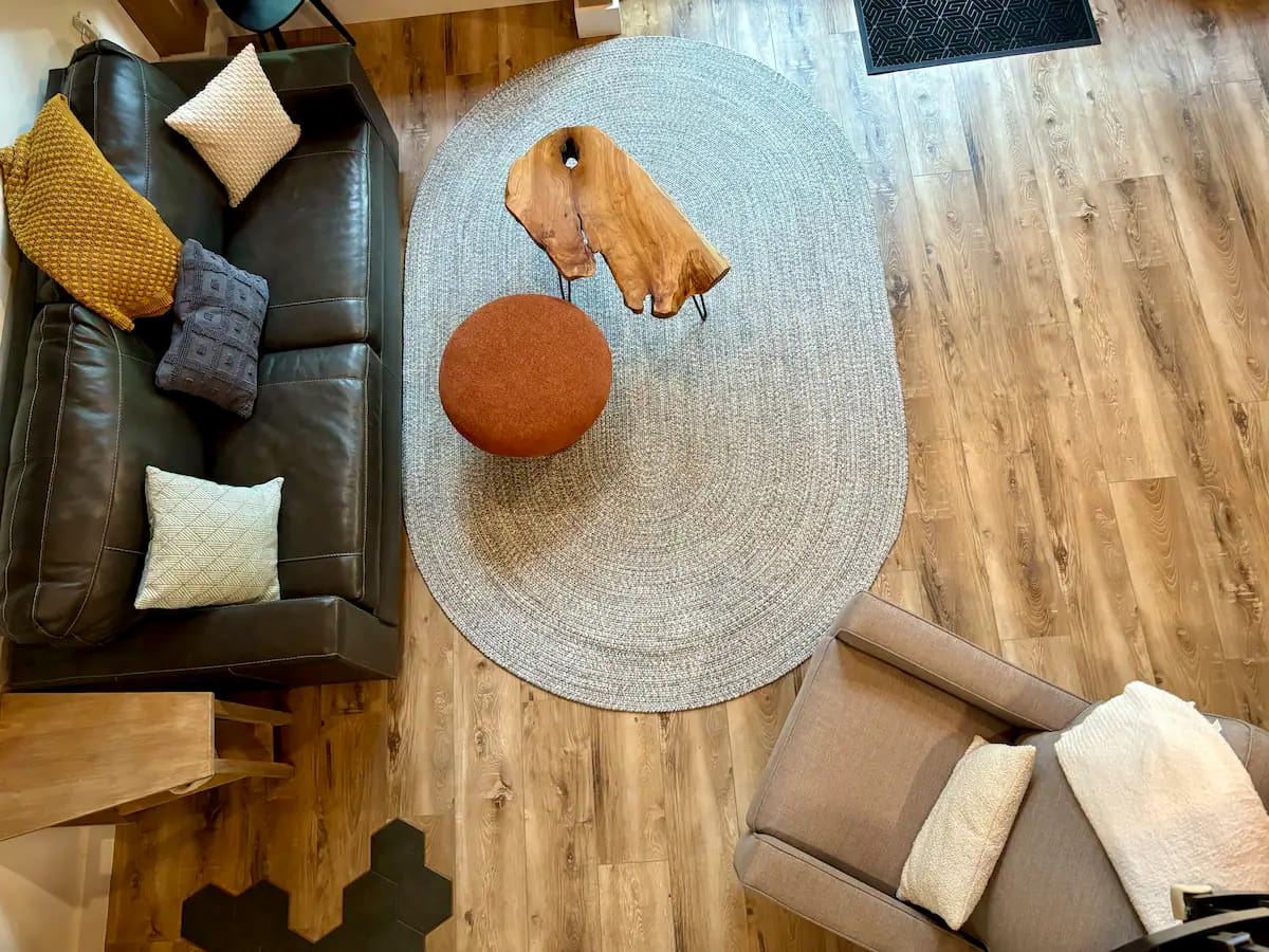 Cozy living room with furniture.