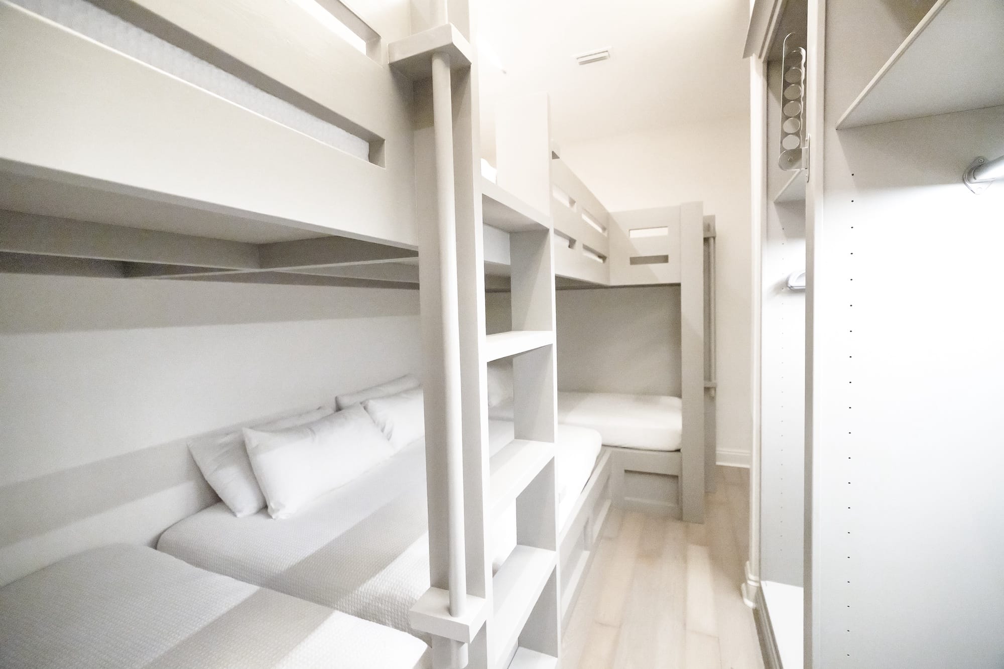 Minimalist white bunk bed room.