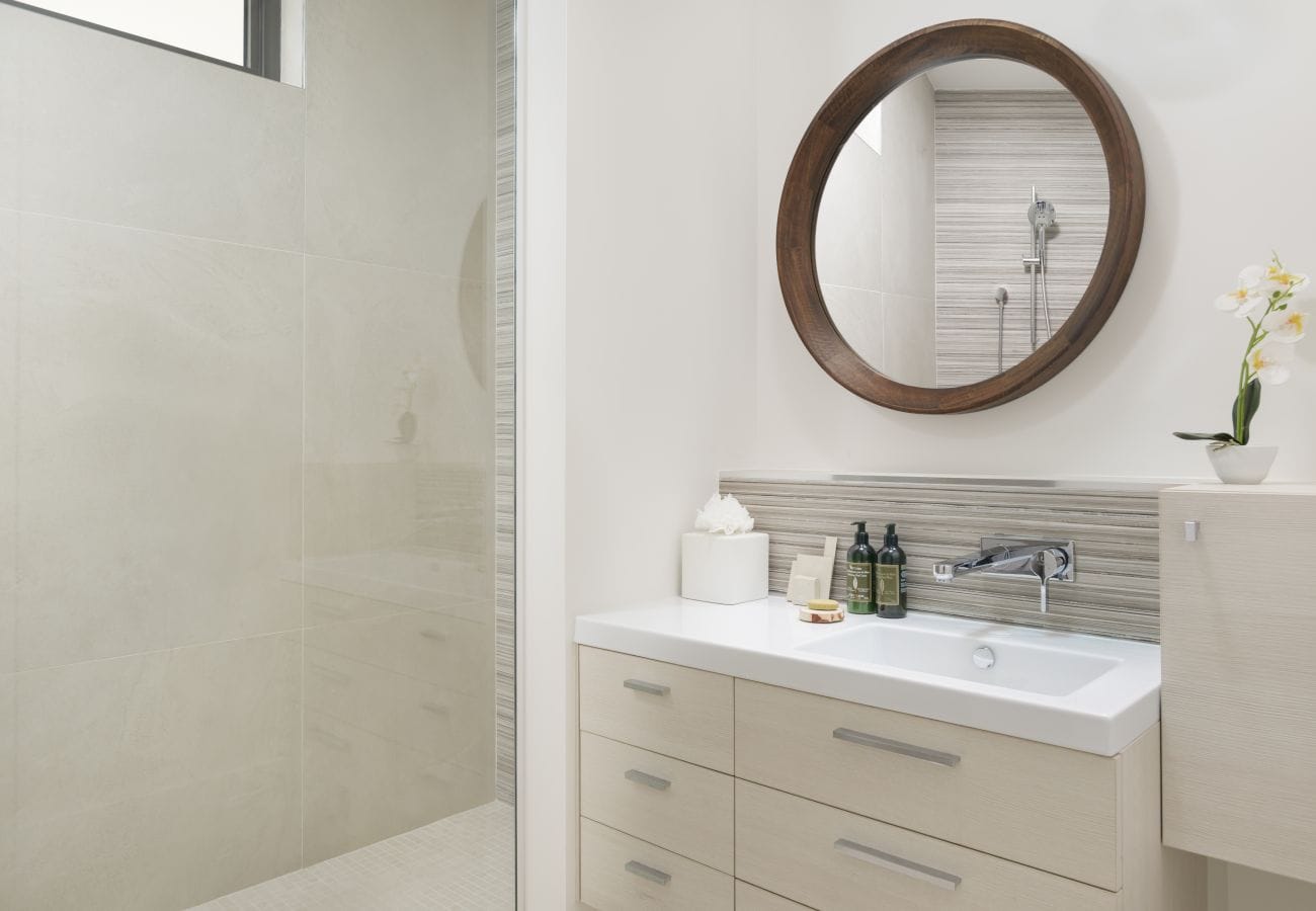 Modern bathroom with round mirror.