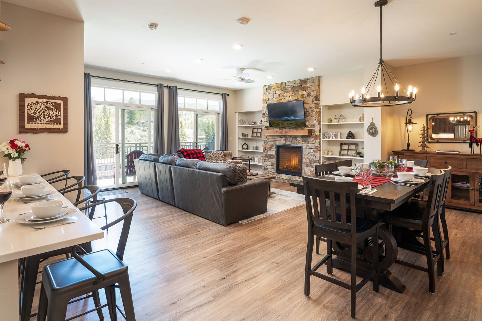 Cozy living room and dining area.