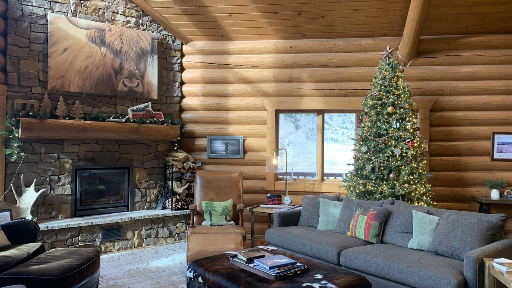 Cozy log cabin, Christmas decorations.