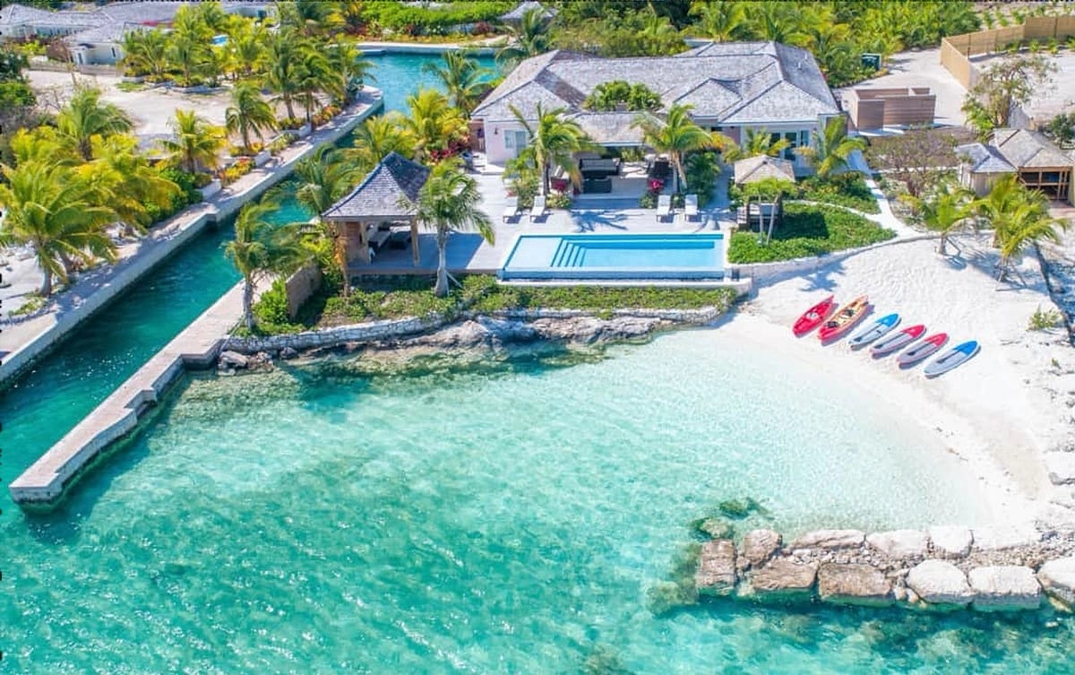 Beachfront villa with pool, kayaks.