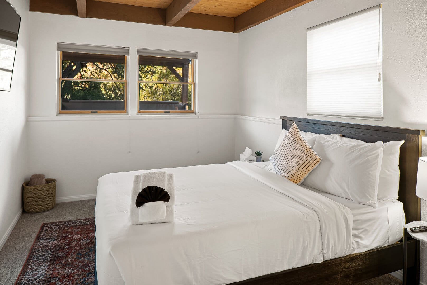 Minimalist bedroom with double window.