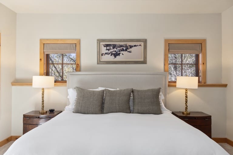 Cozy bedroom with double bed.