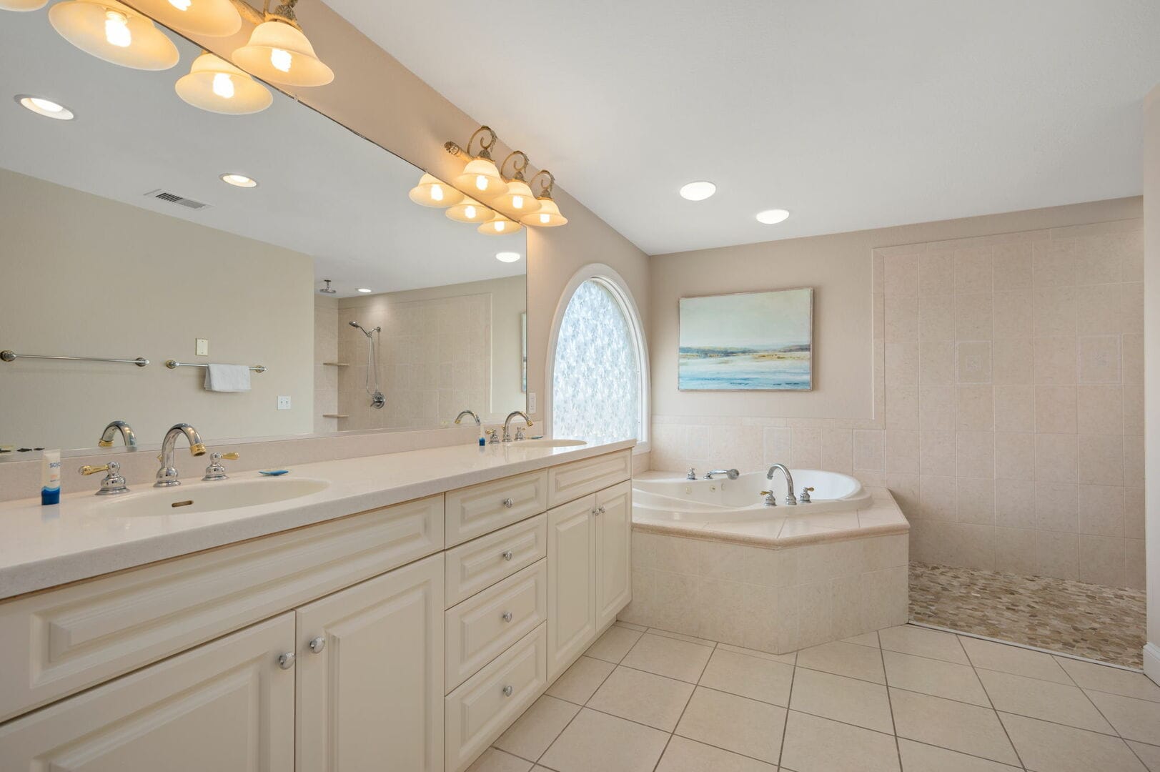 Elegant bathroom with mirror, bathtub.