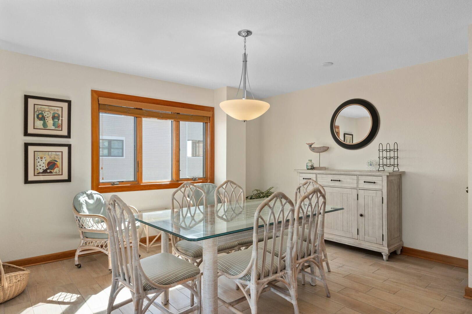 Dining room with wicker furniture.