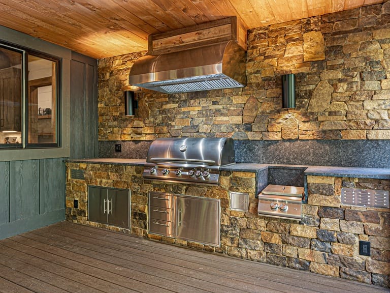 Iron Tree Lodge in Blue Ridge